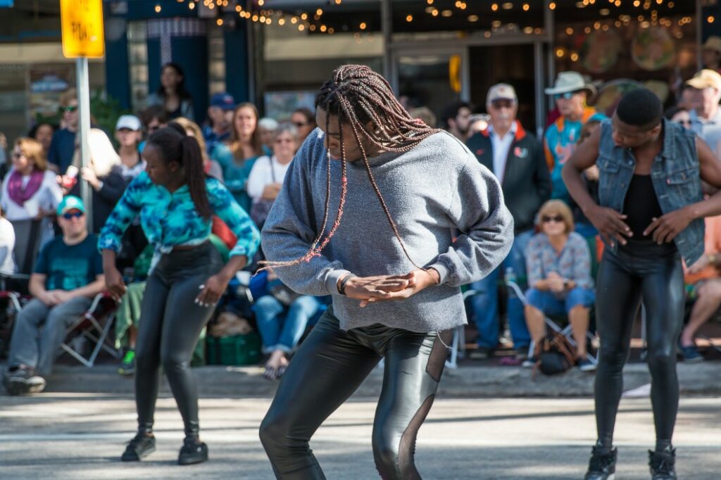 Las 6 formas más inusuales de ganar dinero extra 2 Las 6 formas más inusuales de ganar dinero extra | dancing dance black and beautiful dancing on the street in a parade man dancing in a parade t20 P3Qn47