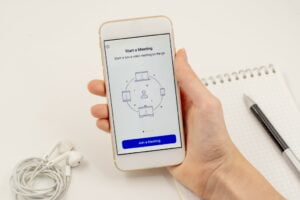 Las mejores aplicaciones para ganar dinero sin salir de casa | smart phone with zoom cloud meetings app on the screen app application business cloud communication t20 9kbPY6