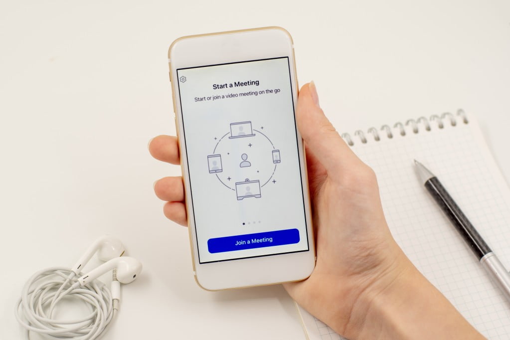 Las mejores aplicaciones para ganar dinero sin salir de casa 1 Las mejores aplicaciones para ganar dinero sin salir de casa | smart phone with zoom cloud meetings app on the screen app application business cloud communication t20 9kbPY6