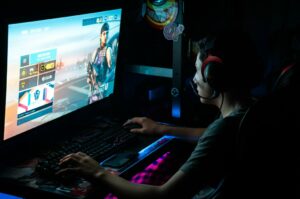 Descubre las 10 mejores opciones para ganar dinero jugando en internet en 2024 | teenage boy staying up to play video games on his pc a look into the new normal for most teenagers t20 E06zYK