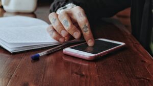 Las mejores aplicaciones para escritores 2024 | man using mobile t20 roV79l