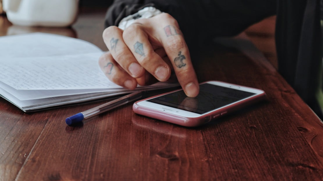 Las mejores aplicaciones para escritores 2024 | man using mobile t20 roV79l