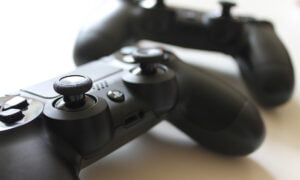 Cómo convertir un teléfono móvil en un control para jugar en otro teléfono móvil | 44 Como convertir un telefono movil en un control para jugar en otro telefono movil