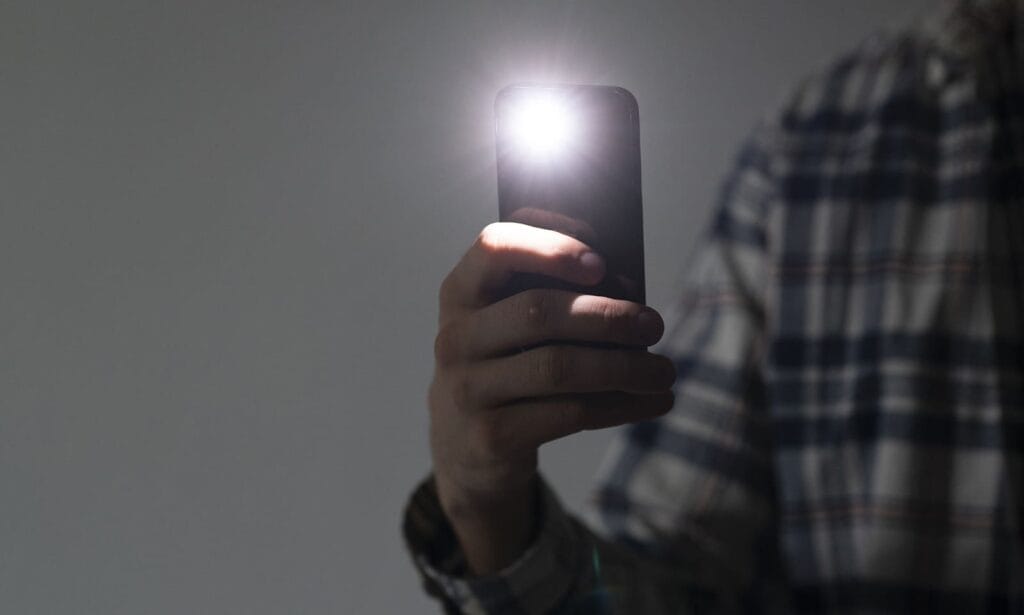 Aplicación con linterna de alta potencia para celular | Aplicación con linterna de alta potencia para celular1