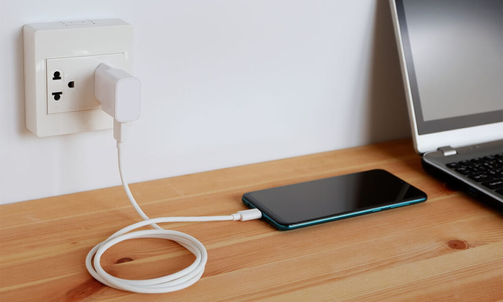 ¿Dejar el cargador en el enchufe consume energía? Mira cuánto cuesta 3 ¿Dejar el cargador en el enchufe consume energía? Mira cuánto cuesta | Foto 55.55.2