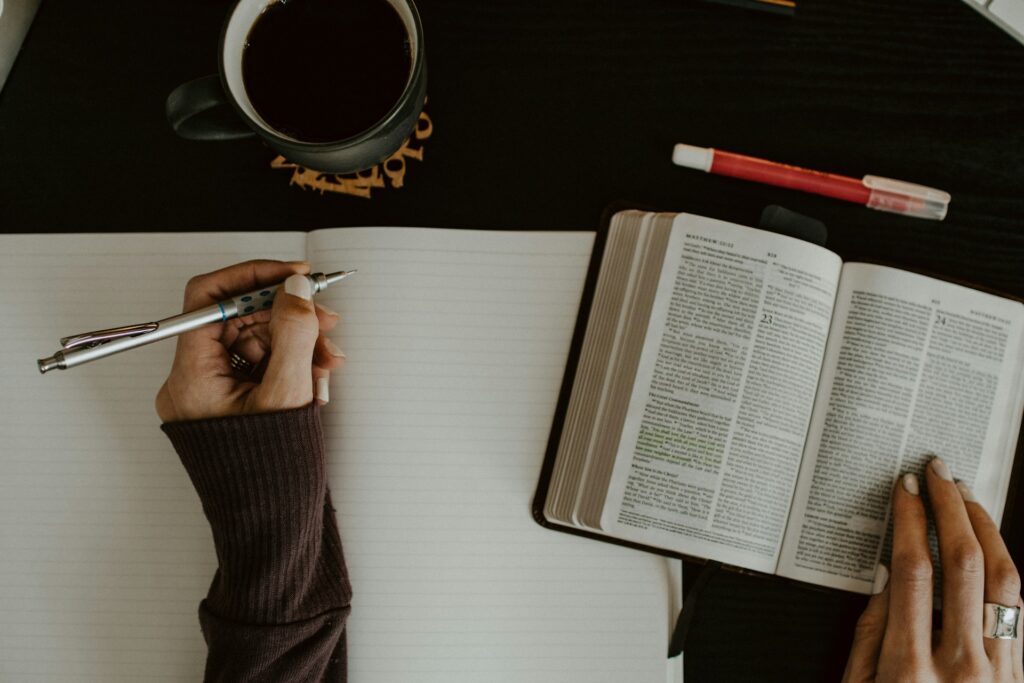 Aplicación Diccionario Bíblico - Aprende más sobre la biblia 3 aplicacion-diccionario-biblico-1