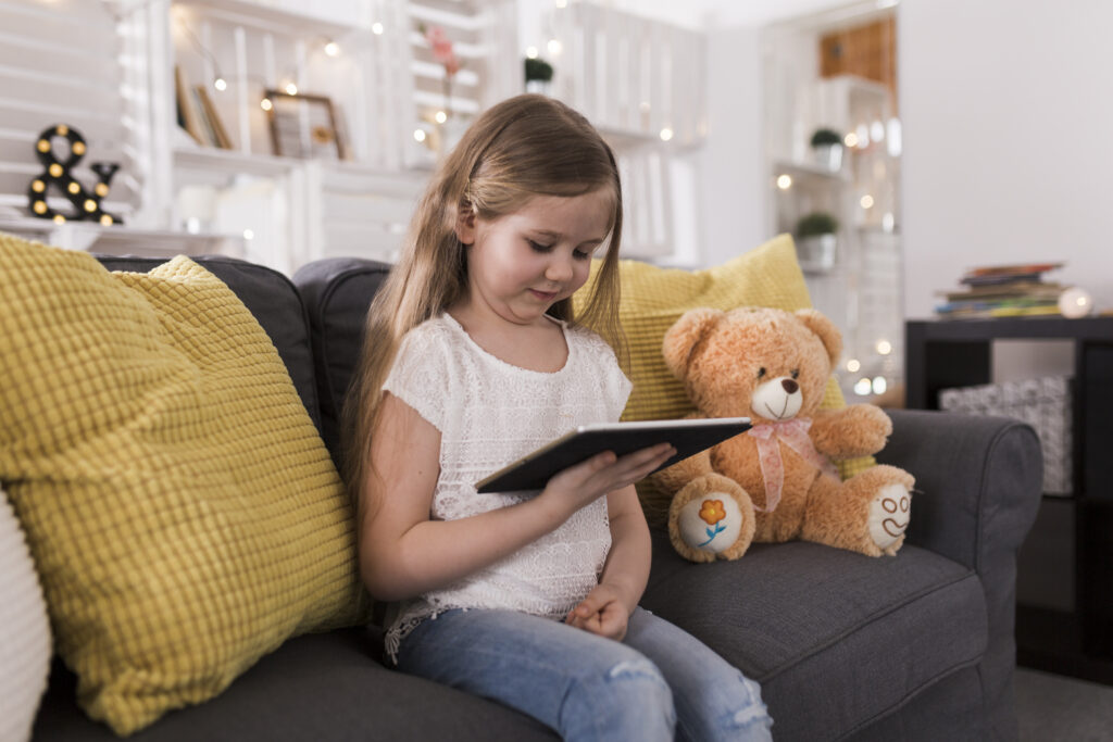 App de historias cortas para aprender a leer en casa 3 App de historias cortas para aprender a leer en casa | chica usando tablet