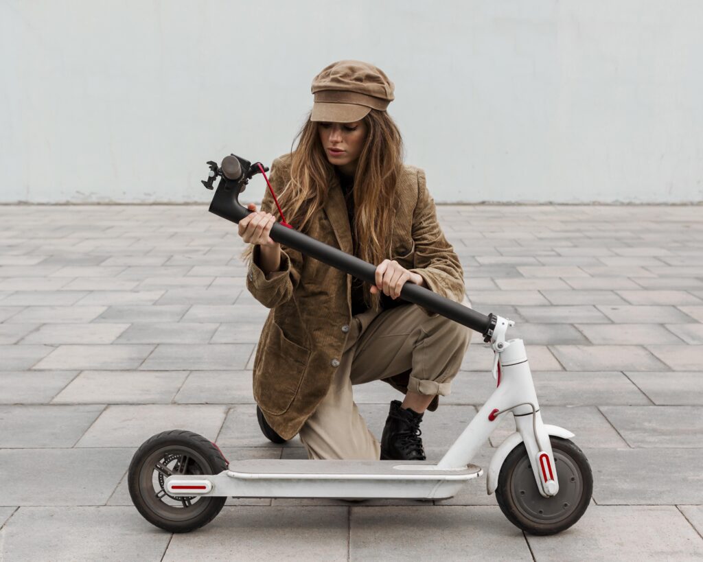 Curso online de reparación de patinetes eléctricos 100% gratuito 2 Curso online de reparación de patinetes eléctricos 100% gratuito | mujer joven sosteniendo su scooter electrico