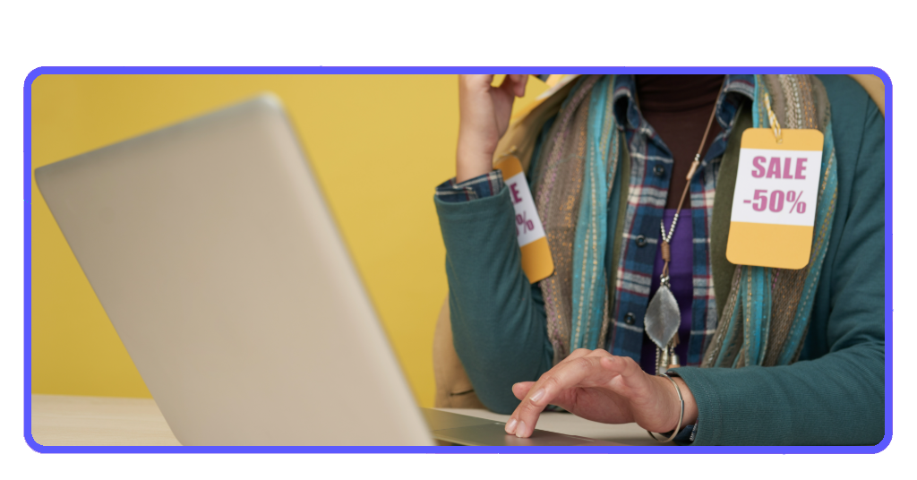 Cashback en compras online: mira cómo recuperar tu dinero 3 Mujer con tarjeta de crédito usando laptop con etiquetas de descuento - cashback en compras online