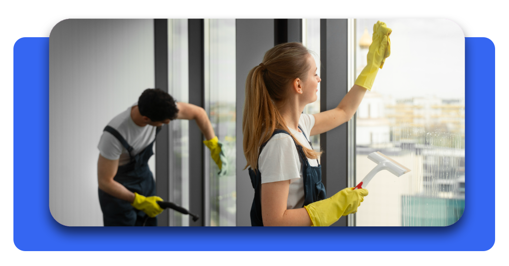 Solicita empleos de limpieza y encuentra vacantes en tu región 3 Profesionales del sector de aseo residencial y comercial trabajando en equipo, una de las vacantes más solicitadas en la aplicación de empleo.
