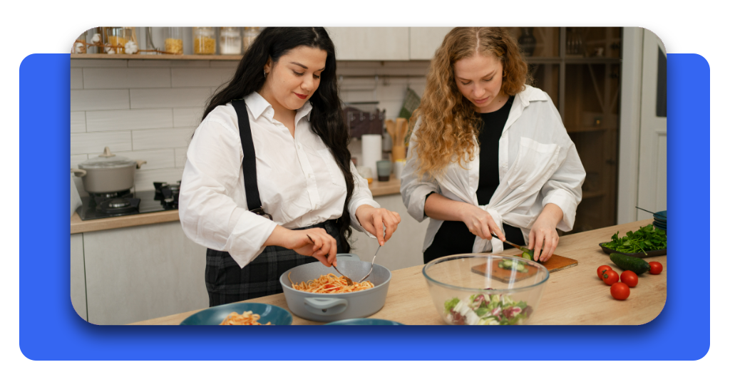 Estudiantes en prácticas de cocina preparando ingredientes, ideal para capacitarse y postularse a vacantes disponibles de trabajo de cocinera escolar.