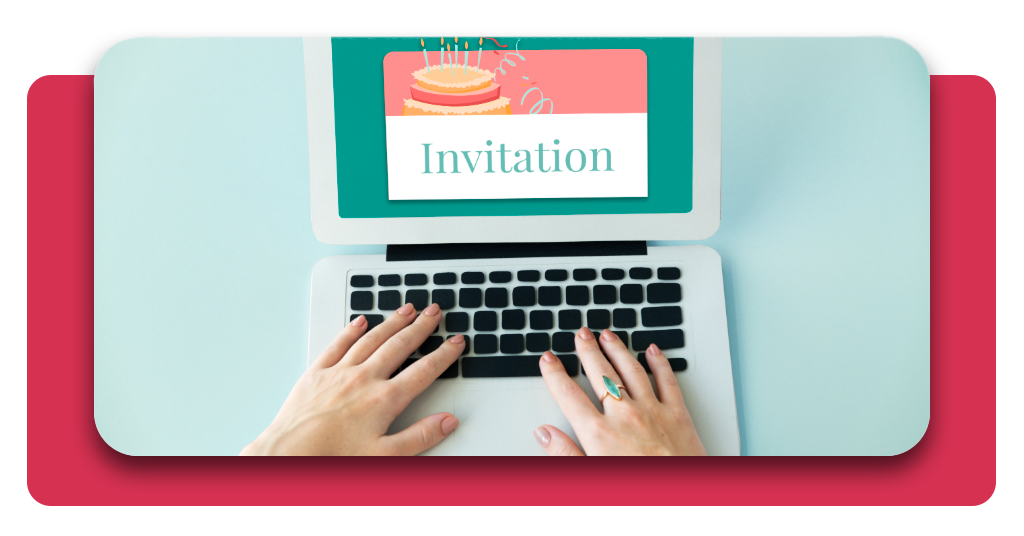 Crea invitaciones digitales interactivas gratis en minutos 4 Ilustración de una tarjeta digital interactiva de cumpleaños en una laptop, rodeada de un gran pastel, coloridos globos y decoraciones festivas.