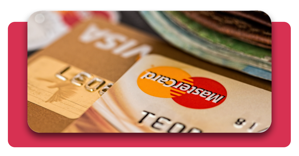Tarjeta FIT Mastercard: Beneficios, Requisitos y Cómo Solicitarla 2 Un par de tarjetas de crédito reposa sobre una mesa, representando las herramientas financieras ideales para administrar los gastos cotidianos.