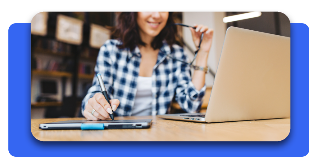 Una estudiante gestiona su inscripción en línea usando un ordenador portátil, aprovechando la flexibilidad de la formación digital desde cualquier lugar.