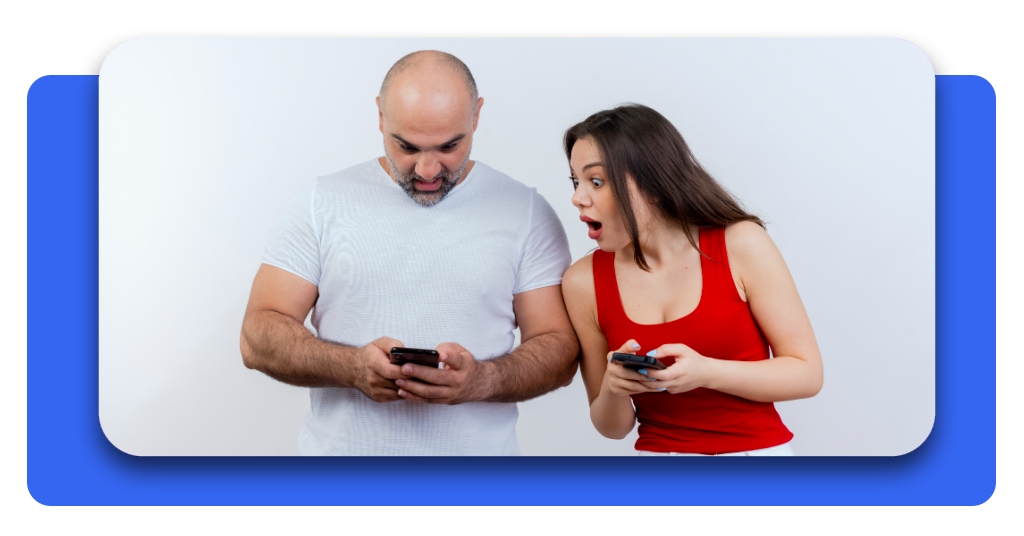 Pareja adulta sorprendida al mirar el móvil y descubrir consejos útiles para evitar fraudes telefónicos y proteger su seguridad digital.