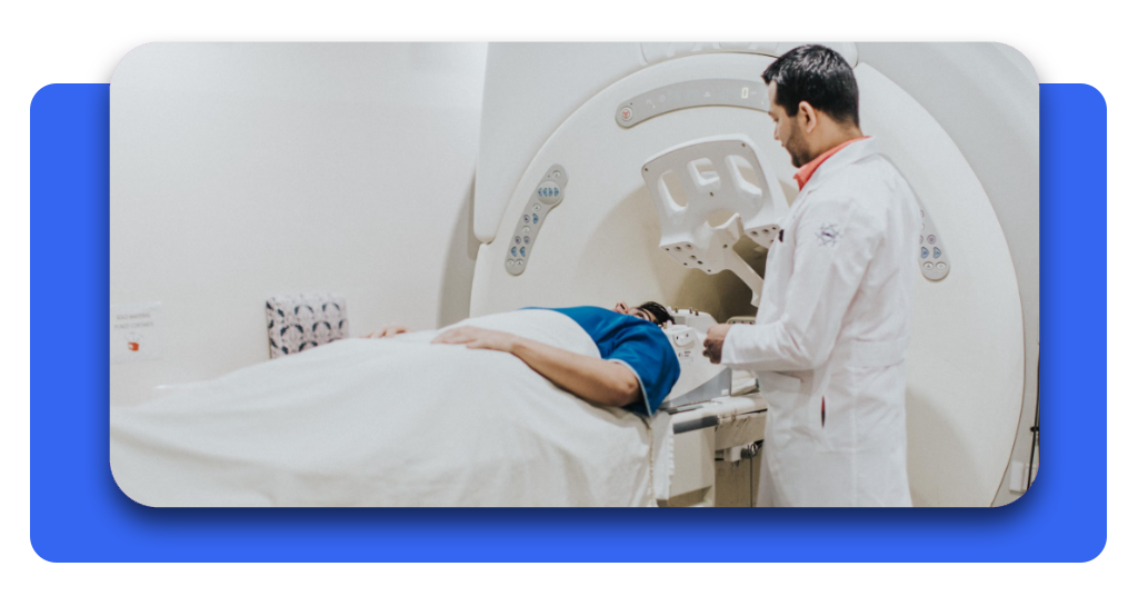 Paciente en bata de hospital al que se le realiza un estudio de resonancia magnética de forma gratuita en España en compañía de su médico tratante.