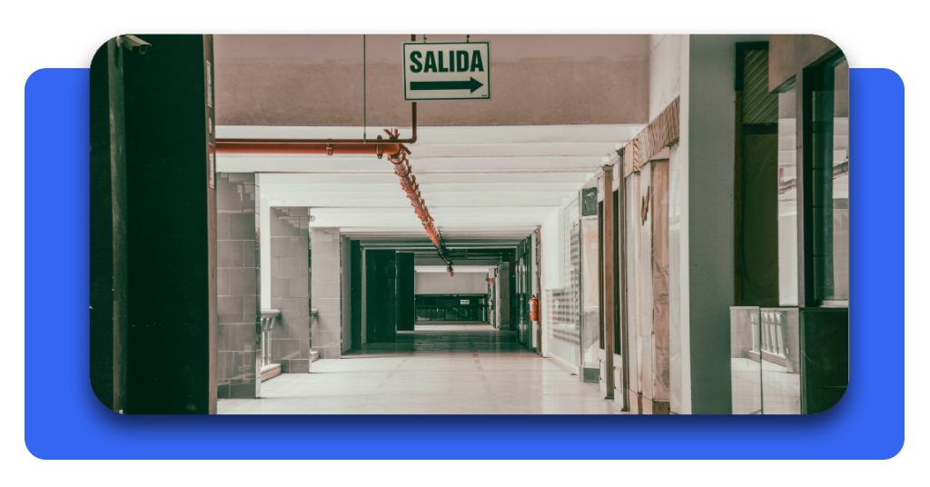 Cómo recuperar la contraseña de tu cuenta IMSS desde el celular 5 Salida del IMSS con letrero de rutas y extintor al fondo