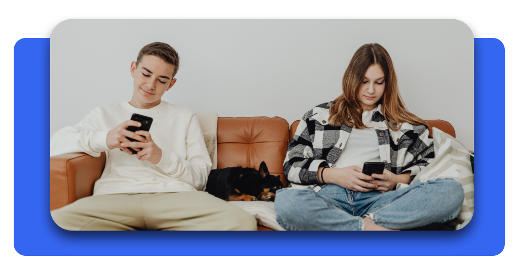 Dos personas están revisando las configuraciones de sus celulares para corroborar que no los estén espiando para extraer información personal de sus dispositivos.